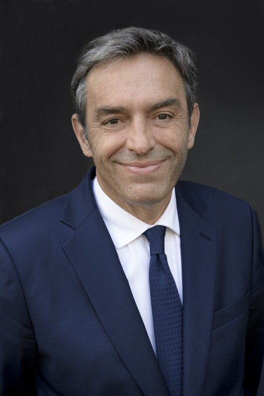 Photo portrait de M. Labaronne, cheveux gris, veste et cravate bleues, chemise blanche