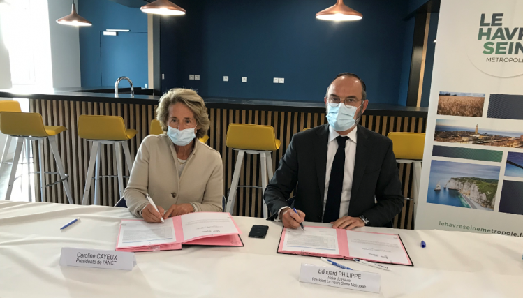 Caroline Cayeux et Edouard Philippe signent l'accord de partenariat, dans une salle de la mairie du Havre