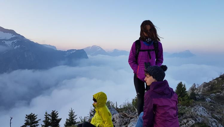 Jeunes au sommet de la montagne (Alpes)