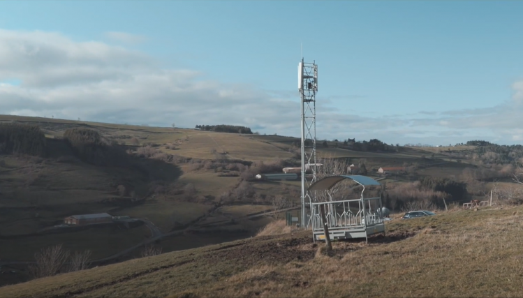 Antenne de téléphonie mobile dans un paysage rural volcanique