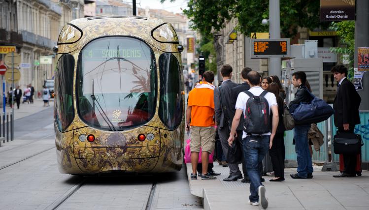 Photo de passagers qui vont monter dans un tramway, à Montpellier