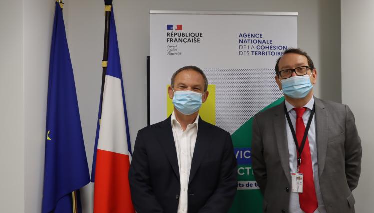 Photo posée des 2 directeurs, devant les drapeaux France et UE