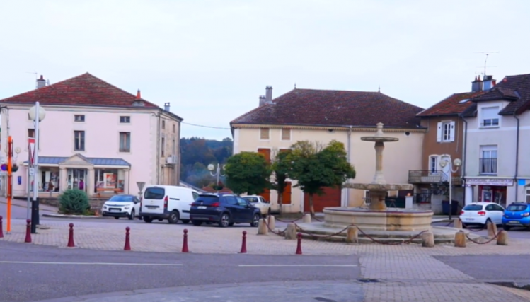Image d'une rue de la commune de Monthureux-sur-Saône dans les Vosges
