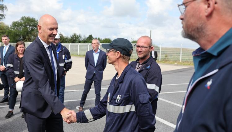 Roland Lescure ministre chargé de l'industrie serre la main à des ouvriers lors d'une visite