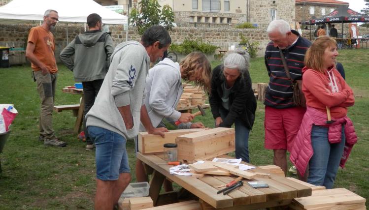 Les habitants de Bard participent à un atelier de fabrication de nichoir en bois.