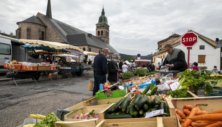 Etal de fruits et légumes sur la place du marché