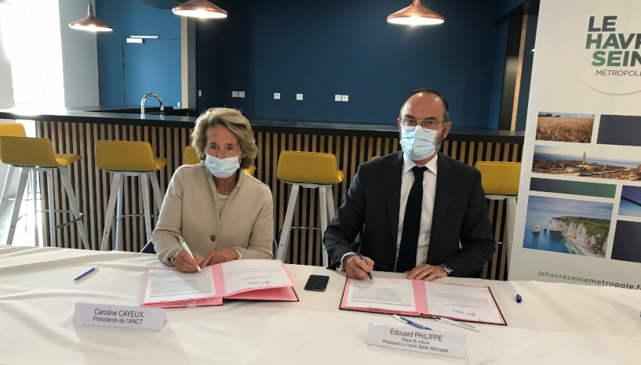 Caroline Cayeux et Edouard Philippe signent l'accord de partenariat, dans une salle de la mairie du Havre