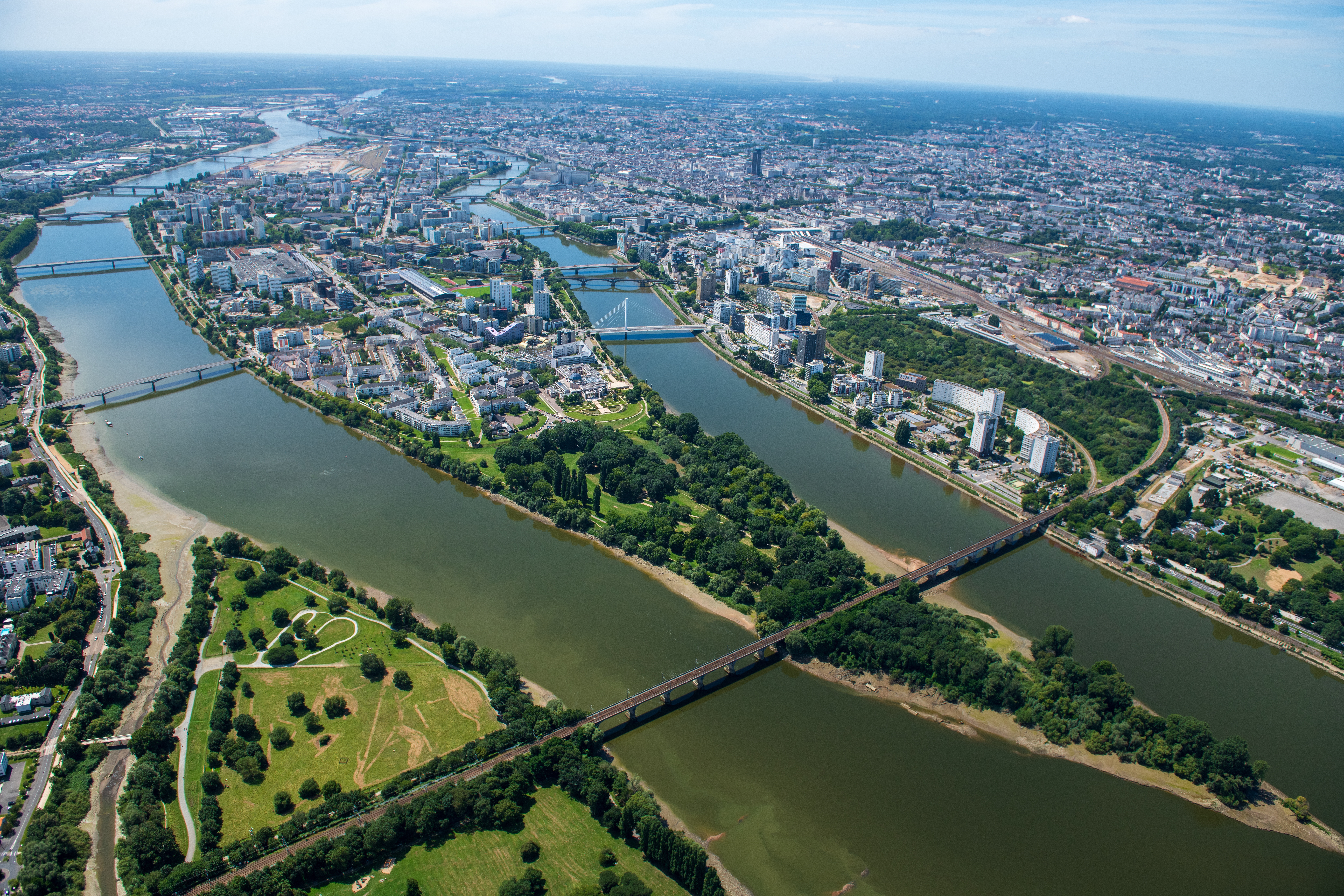 Vue aérienne de la ville de Nantes, traversée par la Loire.