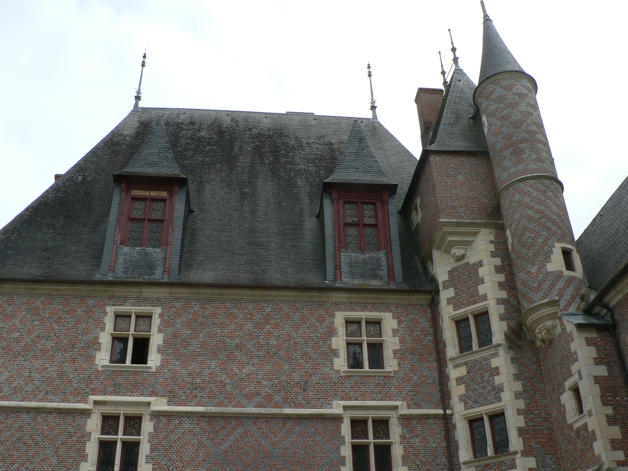 Vue en contre plongée du chateau de La Charité sur Loire (Renaissance)