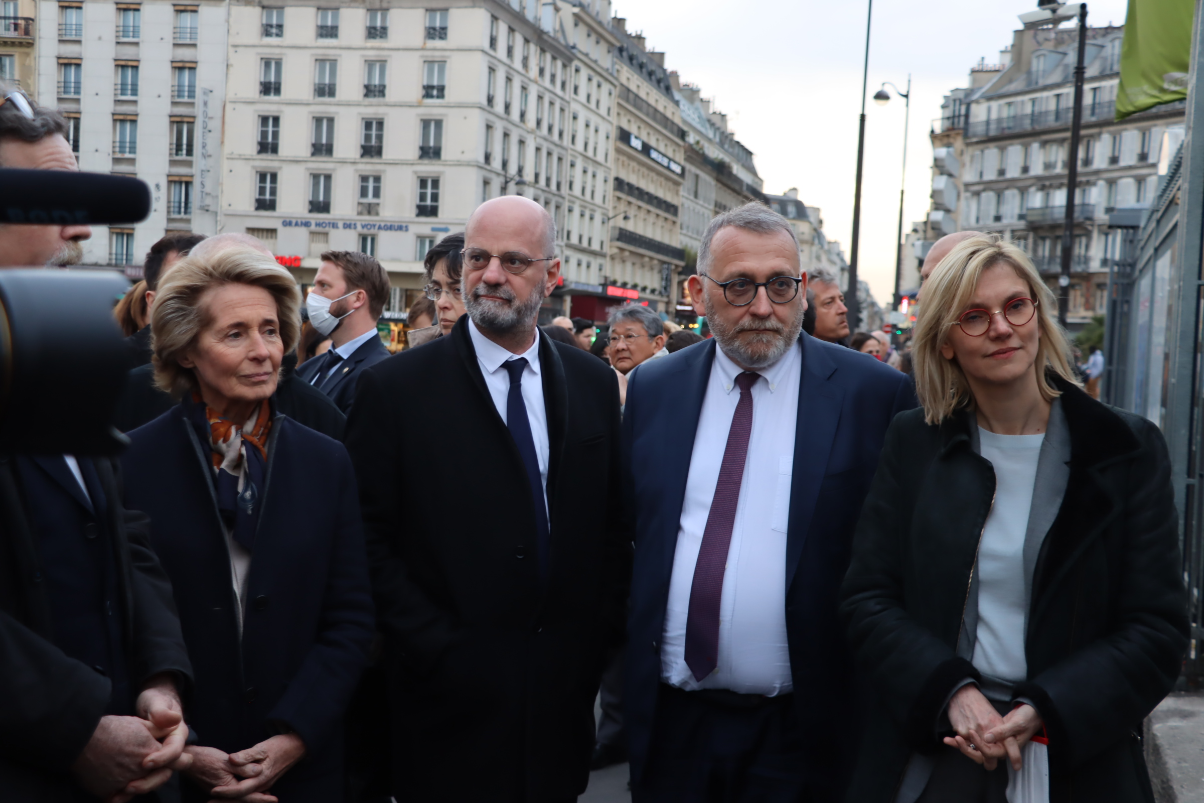 Devant la gare de l'Est, à Paris, Caroline Cayeux et 3 ministres côté à côte. 