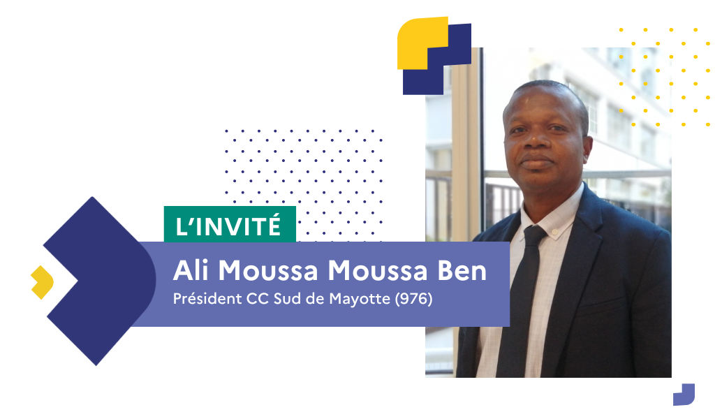 Portrait en buste d'Ali Moussa Moussa Ben. Il porte une veste et une cravate bleu foncé. 
