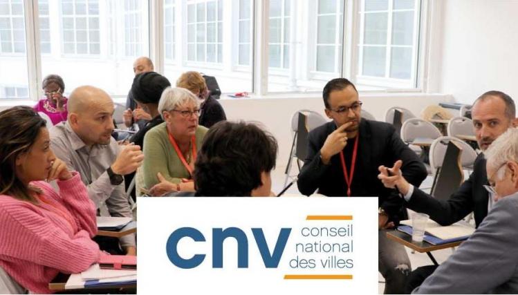 Photo d'un groupe de femmes et homes assis, en atelier et train de discuter, avec le logo du CNV inscrusté dans le visuel