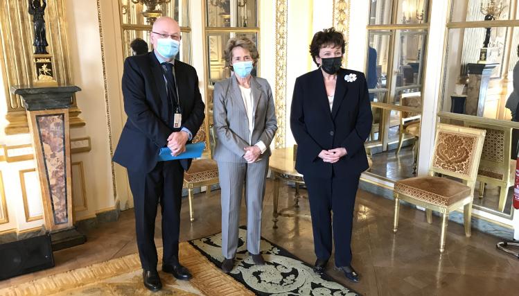 Dans une belle salle du ministère de la Culure, avec des dorures, Roselyne Bachelot, Caroline Cayeux et Jérôme Gutton, de l'ANCT, se tiennent côté à côte pour la photo.  