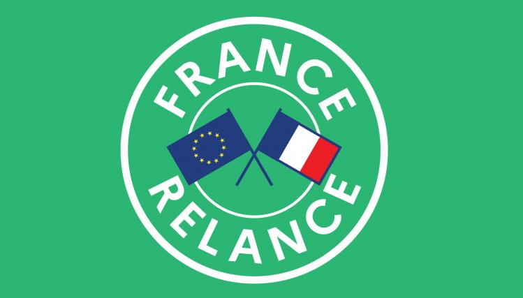 Logo du plan France Relance sur fond vert, en forme de tampon rond avec les drapeaux UE et français à l'intérieur. 