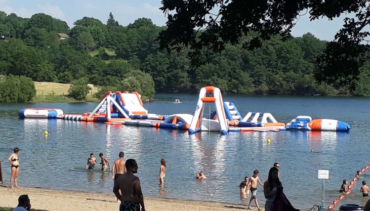 Jeux gonflables pour enfants, installés sur un lac