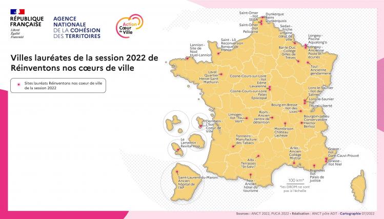 Carte de France orange avec liseret rose, qui positionne les 30 villes lauréates en métropole et outre-mer.