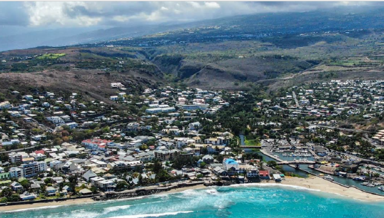 Vue aérienne de la ville du Port, depuis la mer. On voit la baie et la ville sur les colines.