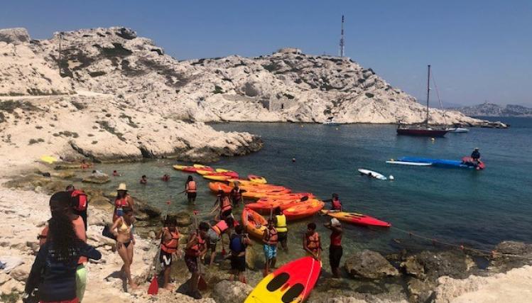 Jeunes avec des kayak dans les calanques à Marseille