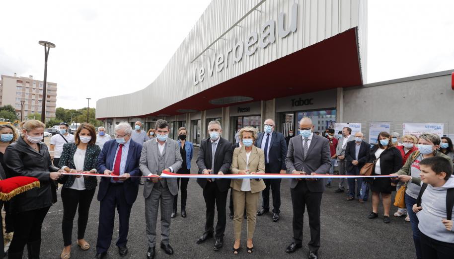 Les officiels coupent le ruban bleu-blanc-rouge our inaugurer le nouveau centre commercial