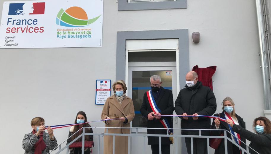 Inauguration d'un espace France services, en Moselle, avec les élus et invités qui coupe le ruban tricolore, sur le péron.