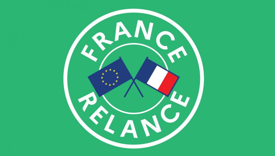 Logo du plan France Relance sur fond vert, en forme de tampon rond avec les drapeaux UE et français à l'intérieur. 