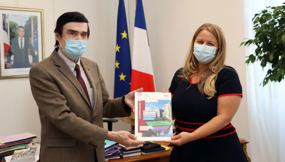 Devant les drapeaux France et UE, M. Cordet, président de l'ONPV, remet officiellement le rapport 2020 à la ministre N. Hai, dans son bureau.