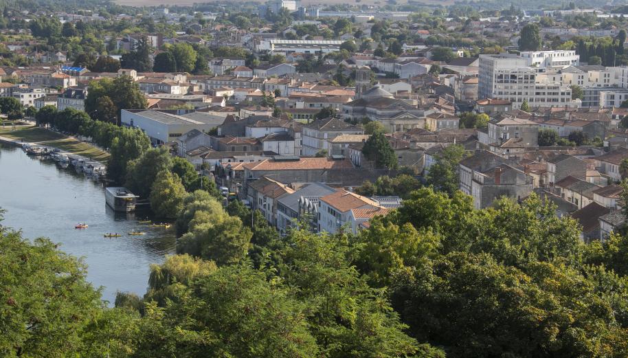 Vue en contre plongée de la ville d'Angoulême avec la rivière Charente qui l'a traverse.
