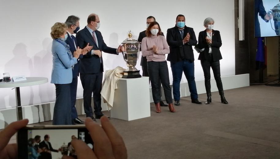 Le Prmeier ministre Jean Castex, la mniistre des Sports, la présidente de l'ANCT et d'autres personnalités entourent le tropée de la Coupe du monde de rugby, annoncée en France en 2025.