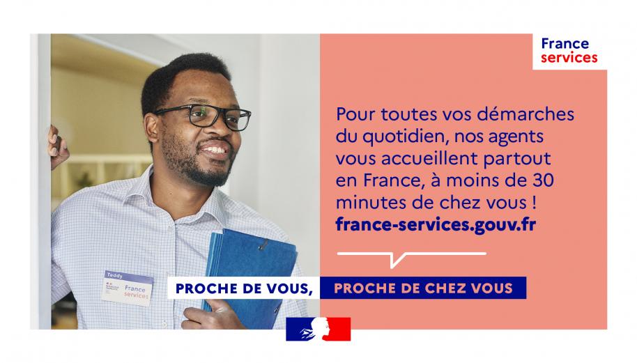 Publicité sur France Services en 2 parties : à gauche la photo d'un agent souriant et de l'autre, un texte sur un fond rosé disant qu'il y en a une à 30 min de chez soi.