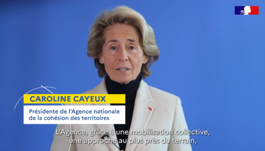  Capture vidéo de Caroine Cayeux sur fond bleu