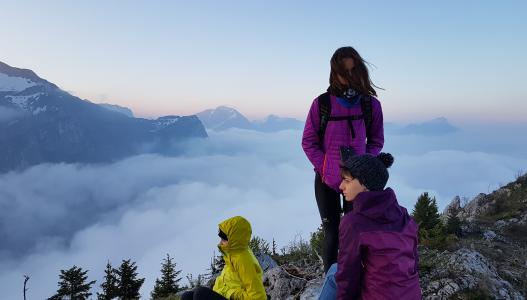 Jeunes au sommet de la montagne (Alpes)