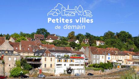 Photo d'un village aux toits de tuiles, avec le logo du programme Petites Villes de demain
