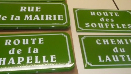 Plaques de rues de Villar-Loubière. La Maire explique avoir choisi une couleur en accord avec les paysages. Cliché Isabelle Vincent
